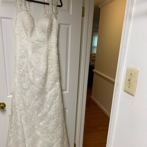 Never worn wedding gown, lace, beautiful!
